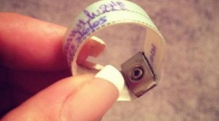 Πασίγνωστη τραγουδίστρια κρατάει το βραχιόλι του γιου της!