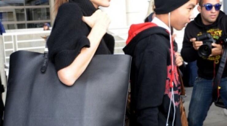  Αυτή είναι η νέα αγαπημένη και οικονομική τσάντα της Angelina Jolie