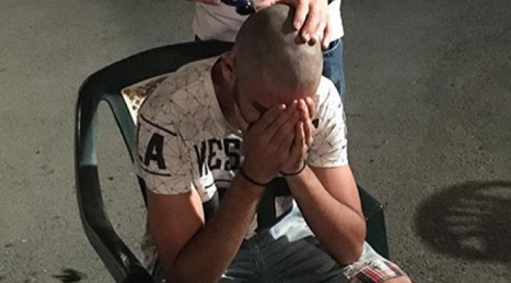 Κύπριος ποδοσφαιριστής ξυρίζει το κεφάλι του αδερφού του λίγα 24ωρα πριν καταταγεί στο στρατό