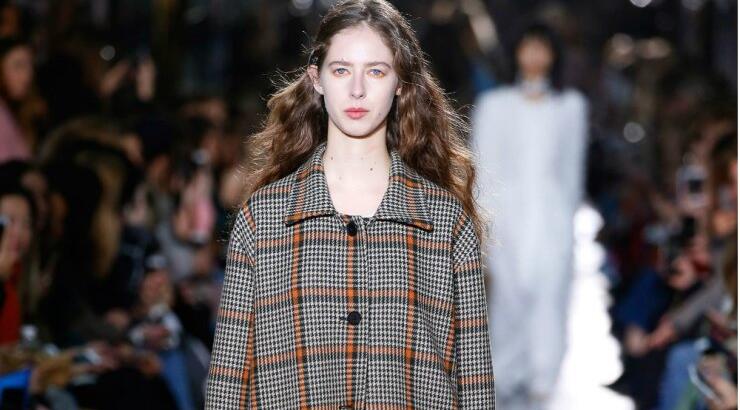 Το κλασικό παλτό που δεν πρέπει να απουσιάζει από τη γκαρνταρόμπα σου