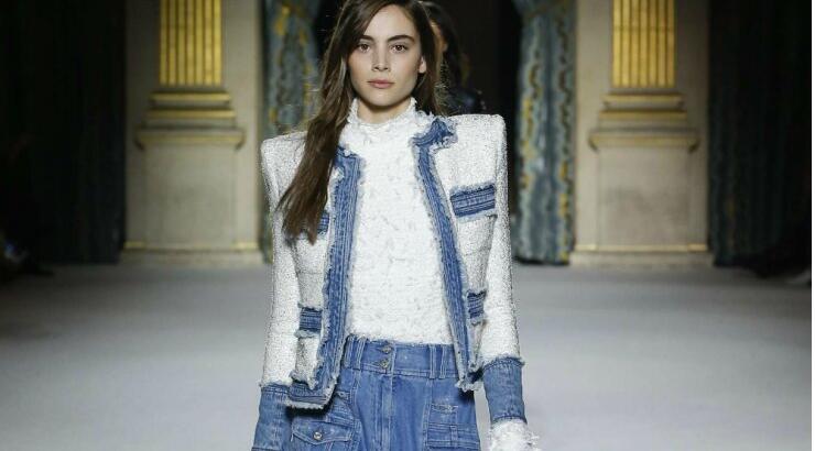 Πώς να φορέσεις τα αγαπημένα σου jeans με γόβες