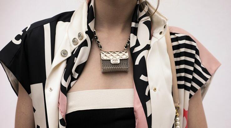 Η θρυλική 2.55 Chanel bag έγινε mini bag και είναι υπέροχη