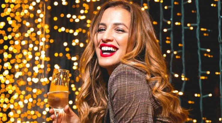 Η Κάλια Ελευθερίου φόρεσε το ιδανικό φόρεμα για τις γιορτές και εμείς το βρήκαμε