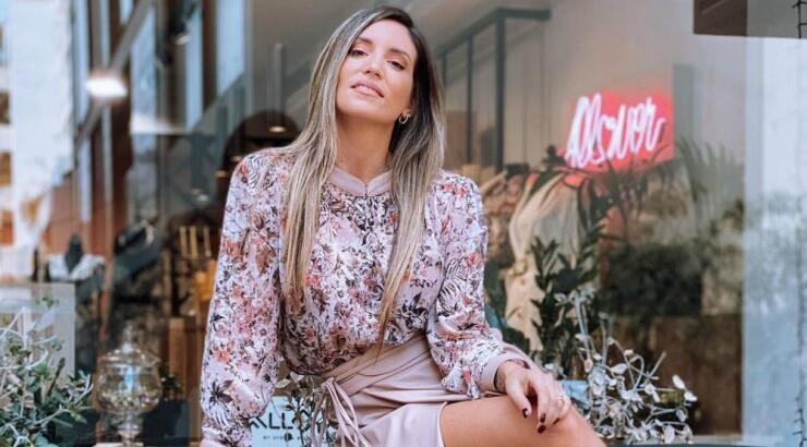 Η Αθηνά Οικονομάκου σου δείχνει το στυλιστικό τρικ για να αναβαθμίσεις τα looks σου με sneakers