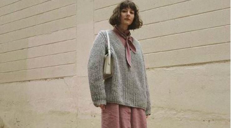 3 χρώματα για να συνδυάσετε τα γκρι κομμάτια της γκαρνταρόμπας