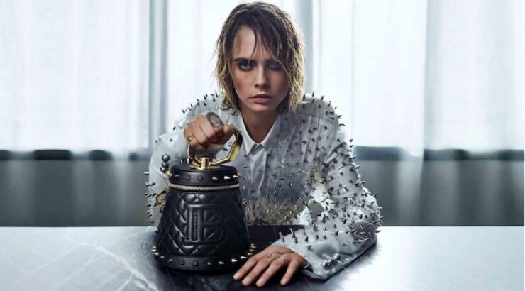 H Cara Delevingne υπογράφει μια συλλογή από τσάντες για τον οίκο Balmain