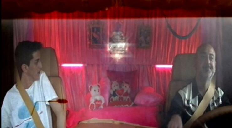  Αποσύρθηκε η διαφήμιση στην Ελλάδα με τον γκέι νταλικέρη