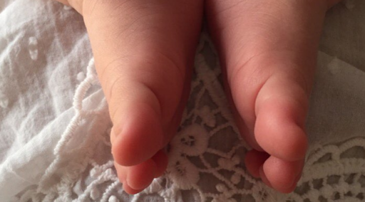 Επώνυμη Ελληνίδα δημοσίευσε την πιο τρυφερή φωτογραφία της νεογέννητης κόρης της!