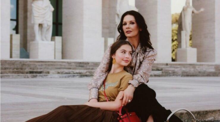 H Catherine Zeta Jones ποζάρει με την 16χρονη κόρη στη νέα καμπάνια του οίκου Fendi