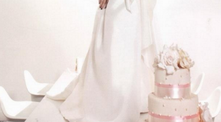 Ελληνίδα παρουσιάστρια ανεβαίνει τα σκαλιά της εκκλησίας!