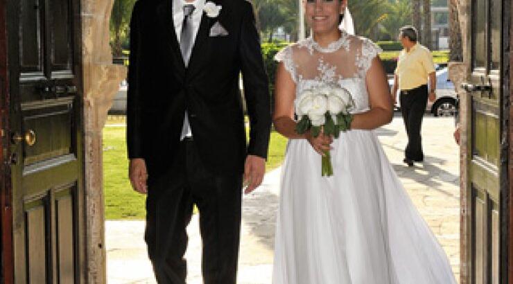 Παντρεύτηκαν αγκαλιά µε τον 11 µηνών γιο τους