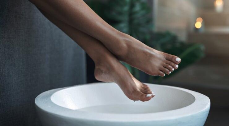 Πρησμένα πόδια το καλοκαίρι: Αιτίες, αντιμετώπιση και πρόληψη