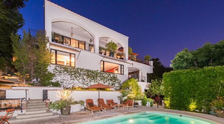 Πουλάνε την έπαυλη...επειδή δεν τους χωράει [εικόνες]