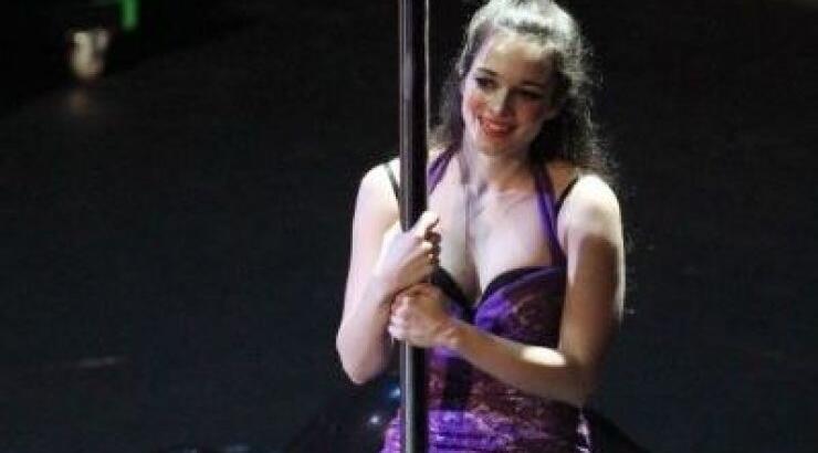 Μαθήματα pole dancing για την πρωταγωνίστρια του Νησιού