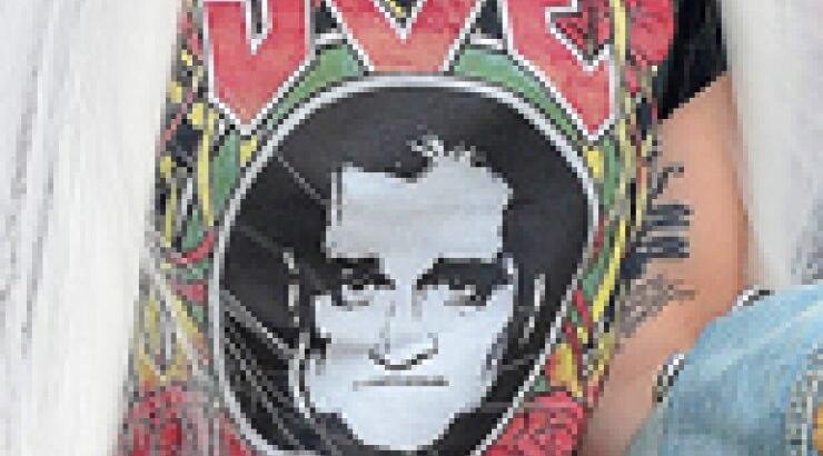 Φοράει t-shirt με το πρόσωπο του πατέρα της! Ποια σταρ είναι; [εικόνες]