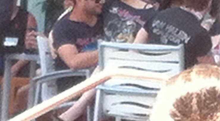 Δημόσια ερωτικά χάδια για πασίγνωστη τραγουδίστρια [εικόνες]