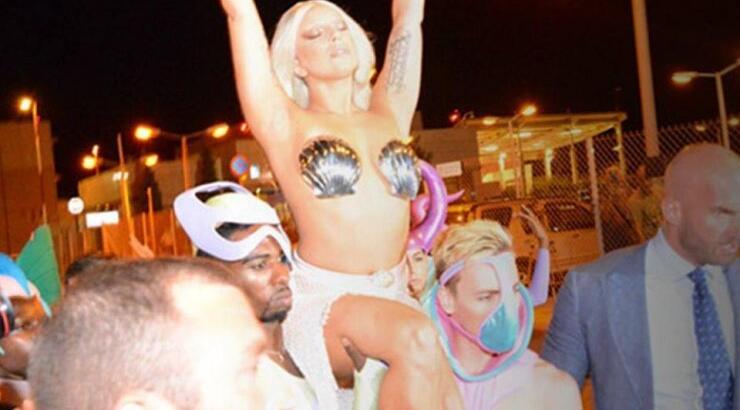 H Lady Gaga ως Αφροδίτη έφτασε στην Αθήνα [εικόνες]