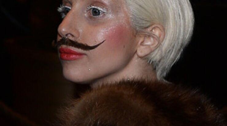 Η Lady Gaga έβγαλε μουστάκι!!!