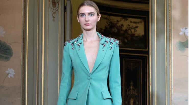 Οι αποχρώσεις του γαλάζιου συνδυάζονται στα σύνολα της εποχής