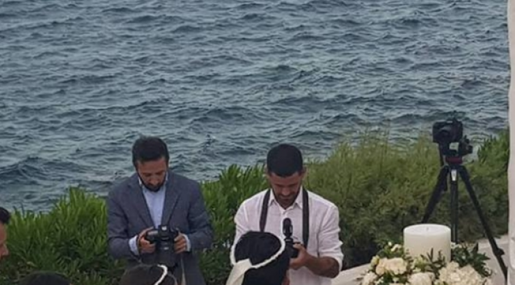 Ζευγάρι της ελληνικής showbiz ανέβηκε τα σκαλιά της εκκλησίας και αυτές είναι οι πρώτες εικόνες από το γάμο τους!