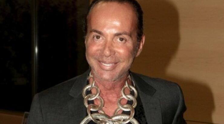 Ο Λάκης Γαβαλάς λανσάρει το νέο pretty bra εις διπλούν [εικόνα]