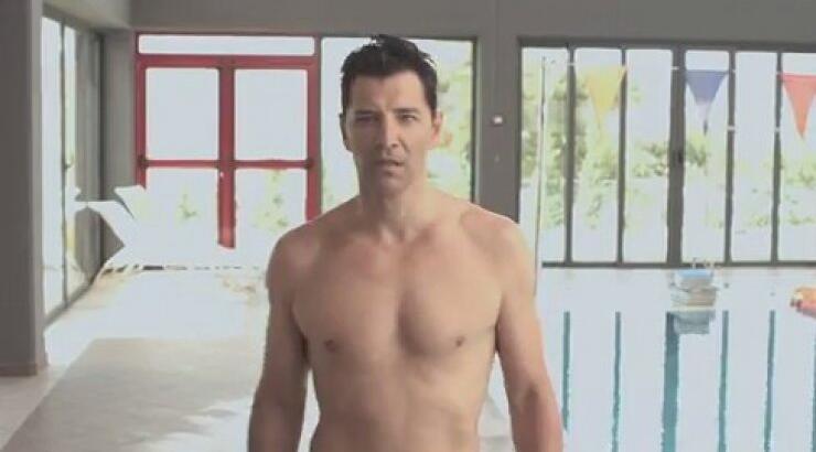 O Σάκης Ρουβάς γυμνός στην πισίνα για κυπριακό προιόν [βιντεο]
