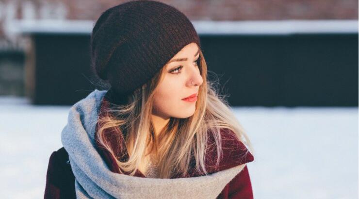 Να τι μπορείς να κάνεις για να μην ξαναγίνουν τα μαλλιά σου κόμπος κάτω από το κασκόλ