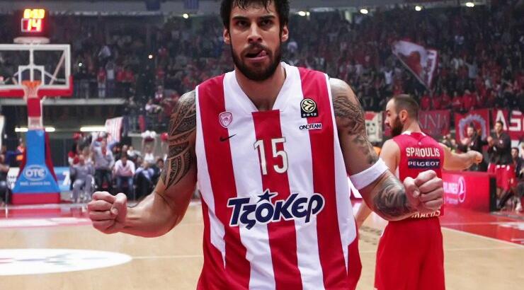 Δείτε σε βίντεο το Γιώργο Πρίντεζη γονατιστό να κάνει πρόταση γάμου στη σύντροφό του Στέλλα 