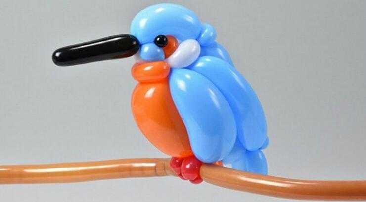 Γλυπτά που είναι φτιαγμένα από πολύχρωμα μπαλόνια