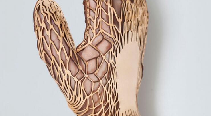 Με το γάντι…