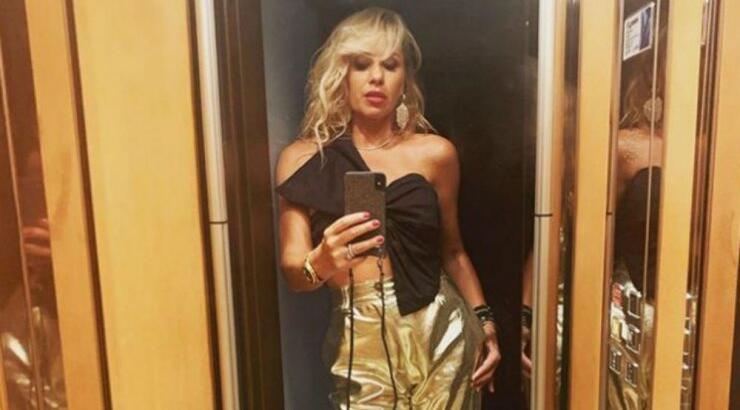 Γωγώ Μαστροκώστα: Ποζάρει με την κόρη της μπροστά στο τζάκι με matchy-matchy πιτζάμες! 