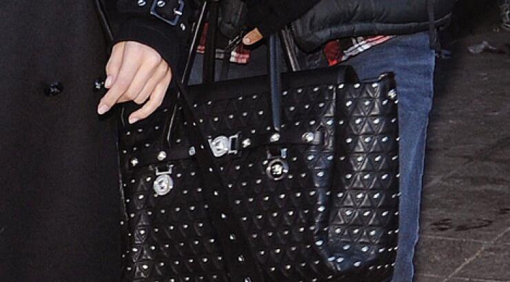 Σωματοφύλακας κρατάει τη τσάντα διάσημης σταρ