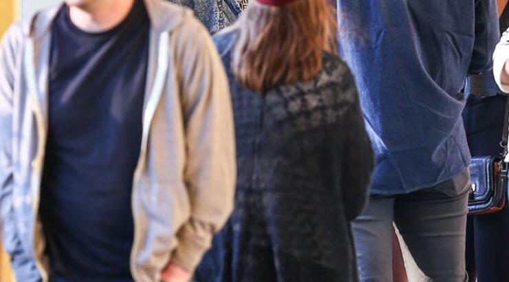 Είναι διάσημη τραγουδίστρια και όμως περιμένει στην ουρά για τη σειρά της [εικόνες]