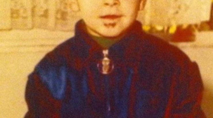 Ποιο τηλεοπτικό πρόσωπο είναι το αγοράκι στη φωτογραφία;