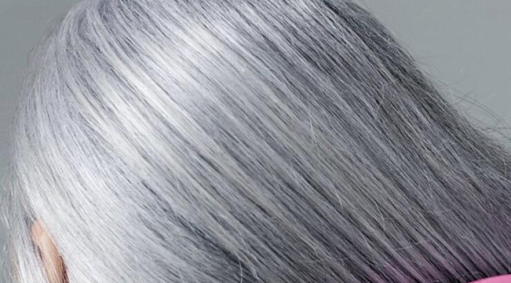 Γκρίζα μαλλιά; Αυτές οι βιταμίνες και τα μέταλλα θα σας σώσουν