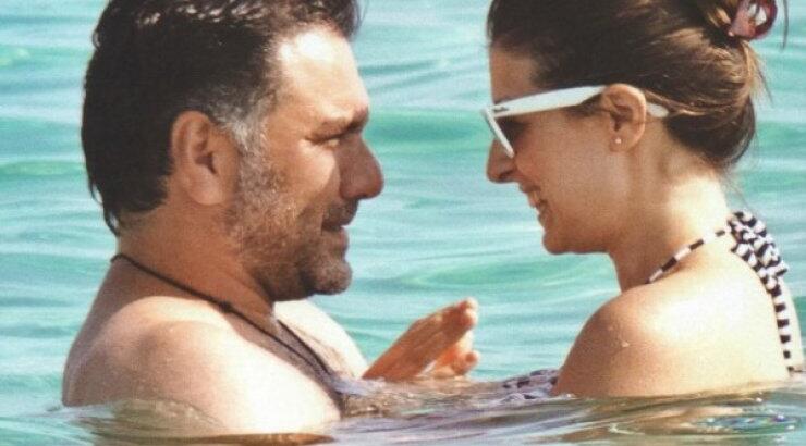 Γρηγόρης Αρναούτογλου - Κατερίνα Κόκλα: Σε τρυφερές στιγμές σε παραλία της Νάξου