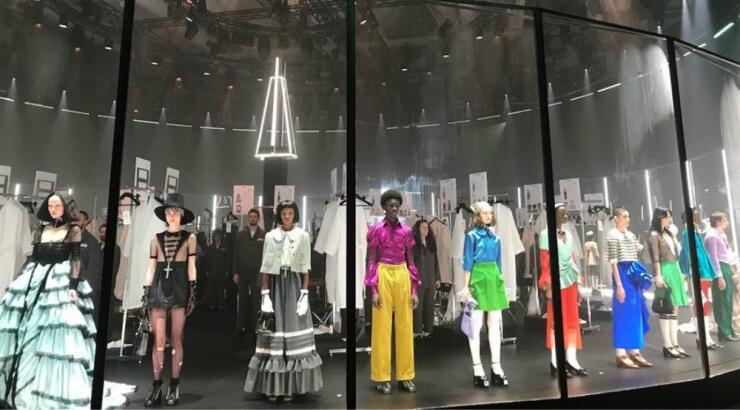 Milan Fashion Week: Τα μοντέλα του οίκου Gucci ετοιμάστηκαν πάνω στην πασαρέλα
