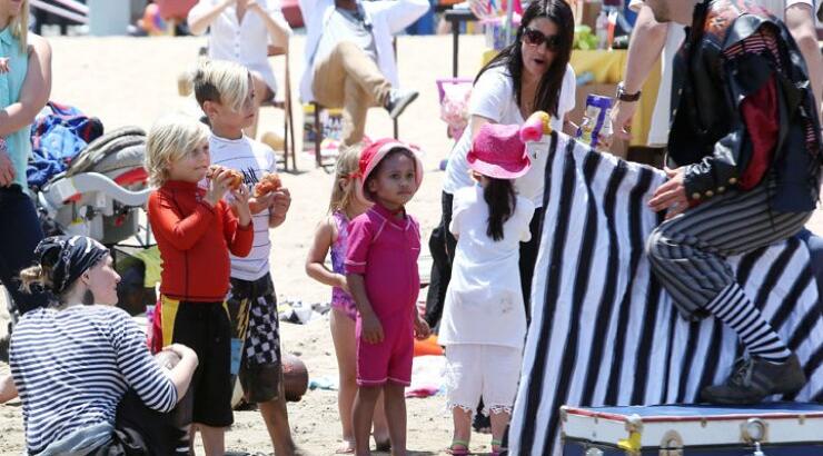 Ποια διάσημη πήγε με τα παιδιά της σε παιδικό party στη θάλασσα; 