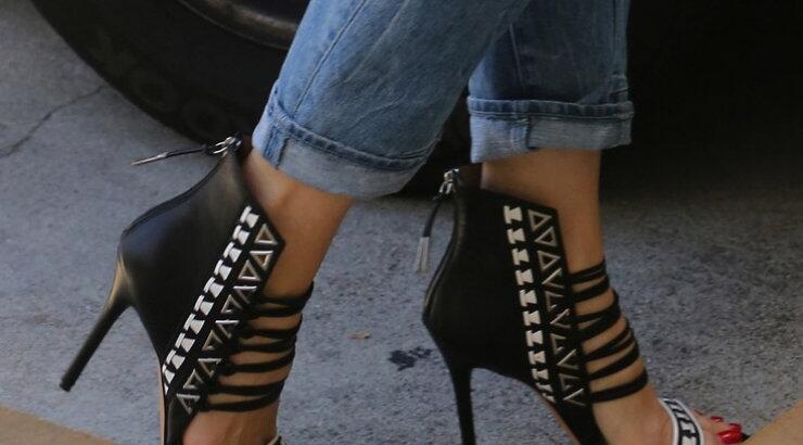 Ποια διάσημη φοράει αυτά τα υπέροχα παπούτσια; [εικόνες]