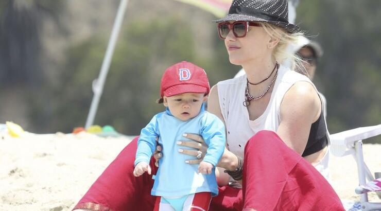 Η Gwen Stefani με το νεογέννητο μωρό της στην παραλία [εικόνες]
