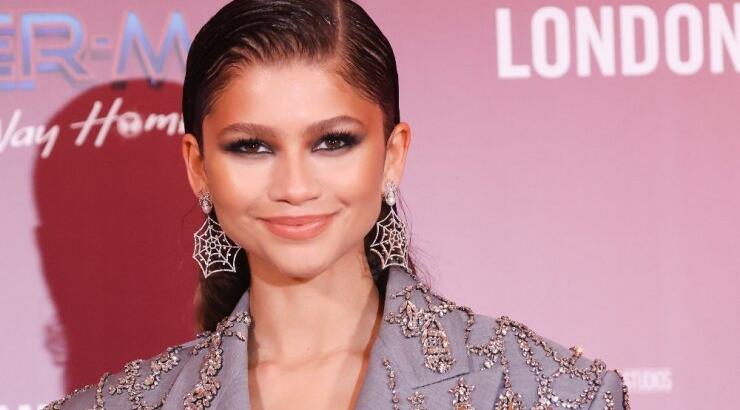  Το eye make-up look της Zendaya είναι η τέλεια μοντέρνα ιδέα αν θα φορέσεις μπλε outfit τις γιορτές 