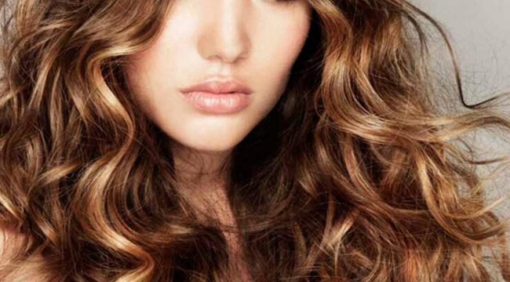 Πώς να κάνεις τα μαλλιά σου μπούκλες με μια κάλτσα