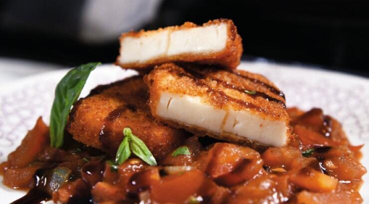 Χαλούμι παναρισμένο, σερβιρισμένο με κρέμα βαλσάμικου