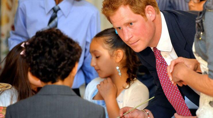 Ουρές γυναικών για να απαθανατίσουν τον πρίγκιπα Harry στο Λευκό οίκο