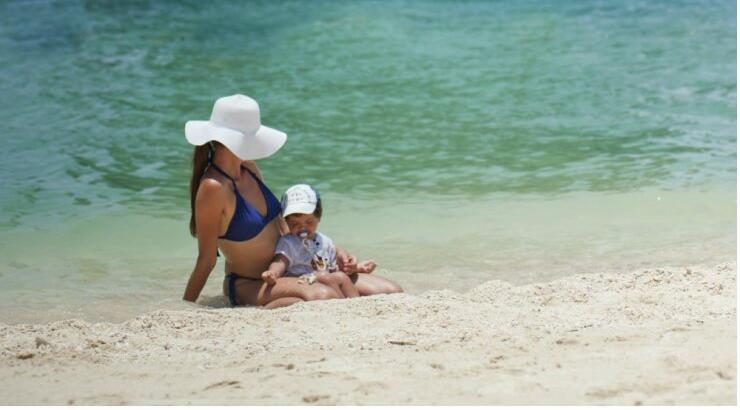 Όλα όσα πρέπει να βάλει μια μαμά στην τσάντα παραλίας 