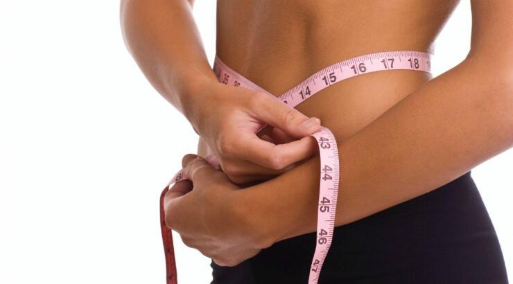 Αυτό το ρόφημα θα σε βοηθήσει να χάσεις εύκολα τα κιλά του καλοκαιριού