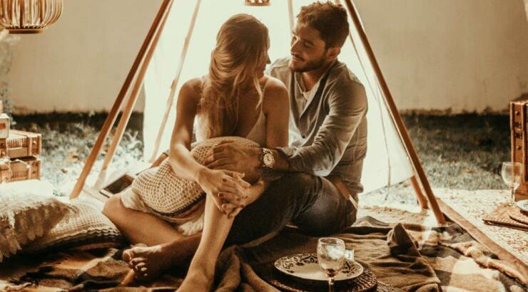 Έξι σημάδια που επιβεβαιώνουν πως η σεξουαλική έλξη είναι αμοιβαία