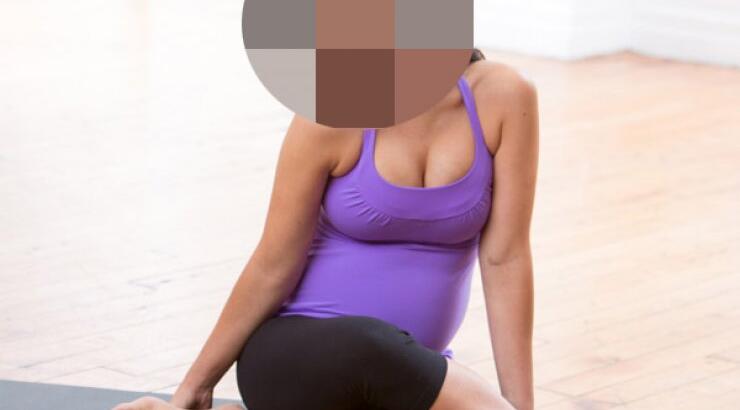 Μας δείχνει για πρώτη φορά τη φουσκωμένη της κοιλίτσα!