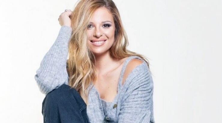 Το στιλιστικό τρικ της Χριστιάνας Αριστοτέλους για να φοράς το off-the-shoulder φόρεμα σου και το χειμώνα