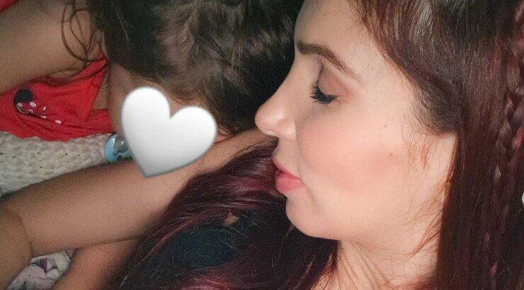 Χριστιάνα Θεοδώρου: Η κόρη της ταΐζει την αδερφούλα της στη φουσκωμένη κοιλίτσα της μαμάς [βίντεο]